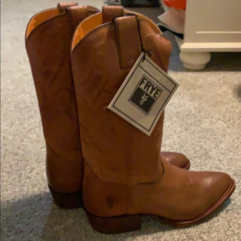NWT IN BOX Frye Women’s Bruce Pull-On Boots 7.5B